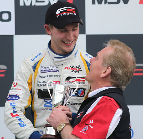 I søndags modtog Johan Jokinen sæsonens første pokal af den tidligere Formel 1-kører Jonathan Palmer. Den 19-årige racerkører håber på at få mere sølvtøj til samlingen i weekenden.